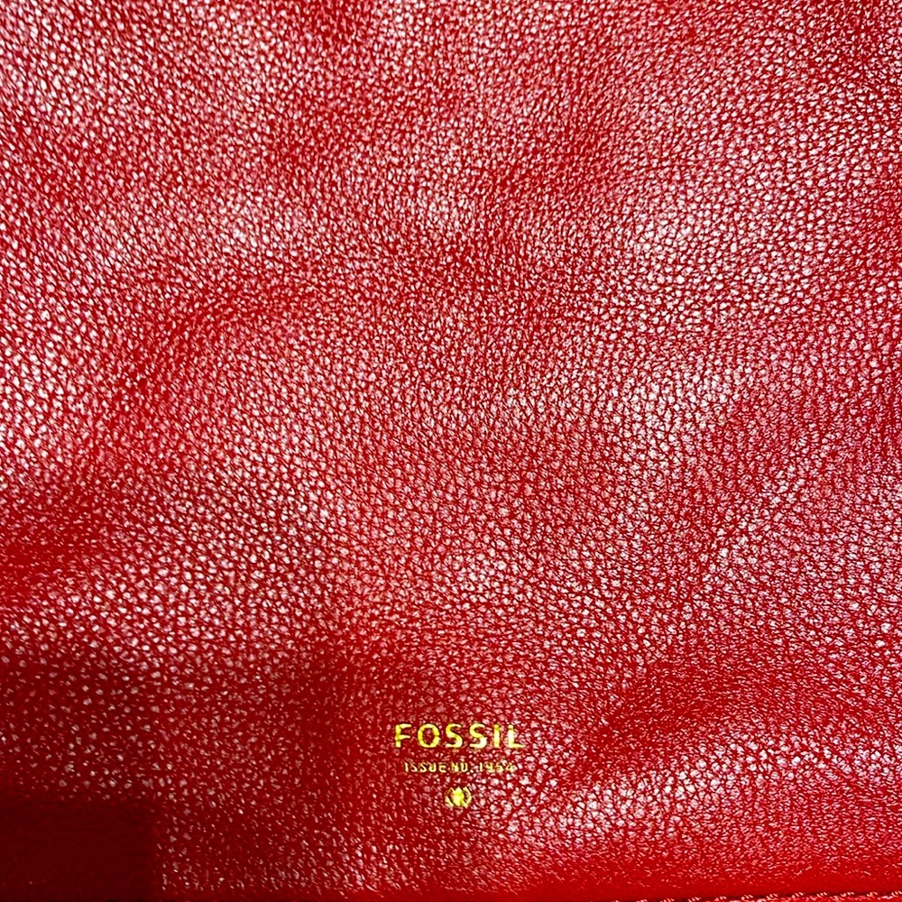 Fossil red expandable leather crossbody.